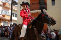 Lunes 19 de enero del 2014. Venustiano Carranza. Los indígenas tsotsiles de La Antigua San Bartolome de los Llanos (Venustiano Carranza) recorren en procesión las calles principales de esta comunidad de la depresión central de Chiapas para posteriormente 