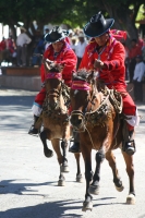 10.- Especial San Sebastián. Los Carrerantes de la Antigua San Bartolomé. Después de llegar del rezo en la iglesia de San Pedro, los Carrerantes inician las carreras consecutivas en pajeras, recorren varias calles a galope donde son esperados por sus comp