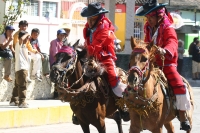 11.- Especial San Sebastián. Los Carrerantes de la Antigua San Bartolomé. Después de llegar del rezo en la iglesia de San Pedro, los Carrerantes inician las carreras consecutivas en pajeras, recorren varias calles a galope donde son esperados por sus comp