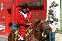 12.- Especial San Sebastián. Los Carrerantes de la Antigua San Bartolomé. Después de llegar del rezo en la iglesia de San Pedro, los Carrerantes inician las carreras consecutivas en pajeras, recorren varias calles a galope donde son esperados por sus comp
