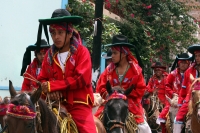 Vernes 24 de agosto del 2012. Venstiano Carranza, Chiapas. “Los Carrerantes”. Los indigenas tsotsiles recorren las calles durante las fiestas pratornales de la comunidad durante los meses de enero, abril y agosto siendo la fiesta de San Bartolome una de l