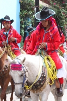 Vernes 24 de agosto del 2012. Venstiano Carranza, Chiapas. “Los Carrerantes”. Los indigenas tsotsiles recorren las calles durante las fiestas pratornales de la comunidad durante los meses de enero, abril y agosto siendo la fiesta de San Bartolome una de l