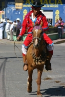 14.- Especial San Sebastián. Los Carrerantes de la Antigua San Bartolomé.  Vestidos con telas elaboradas a mano en color rojo,  adornados con listones y en la cabeza el tocado tradicional, los Carrerantes llevan a cabo el recorrido llenando las calles con