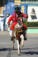 16.- Especial San Sebastián. Los Carrerantes de la Antigua San Bartolomé.  Vestidos con telas elaboradas a mano en color rojo,  adornados con listones y en la cabeza el tocado tradicional, los Carrerantes llevan a cabo el recorrido llenando las calles con
