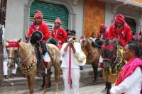 Vernes 24 de agosto del 2012. Venstiano Carranza, Chiapas. “Los Carrerantes”. Los indigenas tsotsiles recorren las calles durante las fiestas pratornales de la comunidad durante los meses de enero, abril y agosto siendo la fiesta de San Bartolome una de l