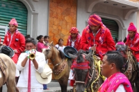 Vernes 24 de agosto del 2012. Venstiano Carranza, Chiapas. “Los Carrerantes”. Los indigenas tsotsiles recorren las calles durante las fiestas pratornales de la comunidad durante los meses de enero, abril y agosto siendo la fiesta de San Bartolome una de l