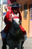 17.- Especial San Sebastián. Los Carrerantes de la Antigua San Bartolomé. El indígena Totik relata la historia en vos baja pero lleno de orgullo, nosotros recordamos a San Bartolomé quien dirigió la lucha contra los caciques, quienes nos sometieron y grac