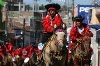 Especial San Sebastián. Los Carrerantes de la Antigua San Bartolomé. El rostro del indígena se encuentra curtido por las jornadas de trabajo bajo el sol; pero conduce el caballo con sereno orgullo, atrás de él, varias veintenas de hombres galopan por las 
