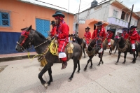 Vernes 24 de agosto del 2012. Venstiano Carranza, Chiapas. “Los Carrerantes”. Los indigenas tsotsiles recorren las calles durante las fiestas pratornales de la comunidad durante los meses de enero, abril y agosto siendo la fiesta de San Bartolome una de l