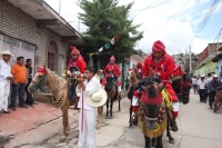 Vernes 24 de agosto del 2012. Venstiano Carranza, Chiapas. “Los Carrerantes”. Los indigenas tsotsiles recorren las calles durante las fiestas pratornales de la comunidad durante los meses de enero, abril y agosto siendo la fiesta de San Bartolome una de l