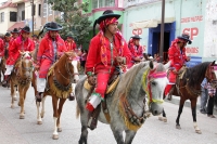 Martes 19 de enero del 2016. Venustiano Carranza. Los Carrerantes. El recorrido que se realiza a las iglesias de San Pedro y San Sebastián por los indígenas tsotsiles llena de colorido las calles de la localidad conocida como La Antigua San Bartolomé de l