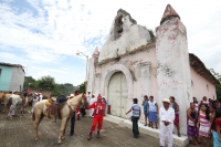 Vernes 24 de agosto del 2012. Venstiano Carranza, Chiapas. “Los Carrerantes”. Los indigenas tsotsiles recorren las calles durante las fiestas pratornales de la comunidad durante los meses de enero, abril y agosto siendo la fiesta de San Bartolome una de l