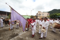 Vernes 24 de agosto del 2012. Venstiano Carranza, Chiapas. “Los Carrerantes”. Los indigenas tsotsiles recorren las calles durante las fiestas pratornales de la comunidad durante los meses de enero, abril y agosto siendo la fiesta de San Bartolome una de l