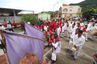 Vernes 24 de agosto del 2012. Venstiano Carranza, Chiapas. “Los Carrerantes”. Los indigenas tsotsiles recorren las calles durante las fiestas pratornales de la comunidad durante los meses de enero, abril y agosto siendo la fiesta de San Bartolome una de l