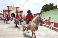 Vernes 24 de agosto del 2012. Venstiano Carranza, Chiapas. “Los Carrerantes”. Los indigenas tsotsiles recorren las calles durante las fiestas pratornales de la comunidad durante los meses de enero, abril y agosto siendo la fiesta de San Bartolome una de l
