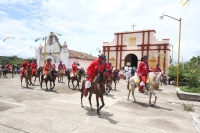 Vernes 24 de agosto del 2012. Venstiano Carranza, Chiapas. “Los Carrerantes”. Los indigenas tsotsiles recorren las calles durante las fiestas pratornales de la comunidad durante los meses de enero, abril y agosto siendo la fiesta de San Bartolome una de l