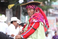 Viernes 24 de agosto del 2012. Venustiano Carranza, Chiapas. “Los Carrerantes”. Los indígenas tsotsiles recorren las calles durante las fiestas patronales de la comunidad durante los meses de enero, abril y agosto siendo la fiesta de San Bartolomé una de 