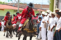 Viernes 24 de agosto del 2012. Venustiano Carranza, Chiapas. “Los Carrerantes”. Los indígenas tsotsiles recorren las calles durante las fiestas patronales de la comunidad durante los meses de enero, abril y agosto siendo la fiesta de San Bartolomé una de 