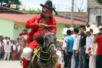 Viernes 24 de agosto del 2012. Venustiano Carranza, Chiapas. “Los Carrerantes”. Los indígenas tsotsiles recorren las calles durante las fiestas patronales de la comunidad durante los meses de enero, abril y agosto siendo la fiesta de San Bartolomé una de 