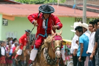 Viernes 24 de agosto del 2012. Venustiano Carranza, Chiapas. “Los Carrerantes”. Los indígenas tsotsiles recorren las calles durante las fiestas patronales de la comunidad durante los meses de enero, abril y agosto siendo la fiesta de San Bartolomé una de 
