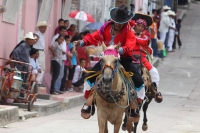 Viernes 24 de agosto del 2012. Venustiano Carranza, Chiapas. “Los Carrerantes”. Los indígenas tsotsiles recorren las calles durante las fiestas patronales de la comunidad durante los meses de enero, abril y agosto siendo la fiesta de San Bartolomé una de Viernes 24 de agosto del 2012. Venustiano Carranza, Chiapas. “Los Carrerantes”. Los indígenas tsotsiles recorren las calles durante las fiestas patronales de la comunidad durante los meses de enero, abril y agosto siendo la fiesta de San Bartolomé una de
