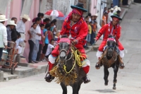 Viernes 24 de agosto del 2012. Venustiano Carranza, Chiapas. “Los Carrerantes”. Los indígenas tsotsiles recorren las calles durante las fiestas patronales de la comunidad durante los meses de enero, abril y agosto siendo la fiesta de San Bartolomé una de 