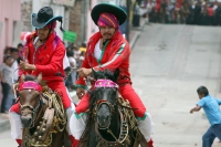Viernes 24 de agosto del 2012. Venustiano Carranza, Chiapas. “Los Carrerantes”. Los indígenas tsotsiles recorren las calles durante las fiestas patronales de la comunidad durante los meses de enero, abril y agosto siendo la fiesta de San Bartolomé una de 