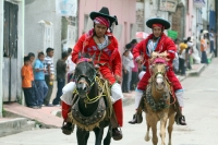 Viernes 24 de agosto del 2012. Venustiano Carranza, Chiapas. “Los Carrerantes”. Los indígenas tsotsiles recorren las calles durante las fiestas patronales de la comunidad durante los meses de enero, abril y agosto siendo la fiesta de San Bartolomé una de Viernes 24 de agosto del 2012. Venustiano Carranza, Chiapas. “Los Carrerantes”. Los indígenas tsotsiles recorren las calles durante las fiestas patronales de la comunidad durante los meses de enero, abril y agosto siendo la fiesta de San Bartolomé una de