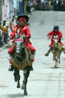 Viernes 24 de agosto del 2012. Venustiano Carranza, Chiapas. “Los Carrerantes”. Los indígenas tsotsiles recorren las calles durante las fiestas patronales de la comunidad durante los meses de enero, abril y agosto siendo la fiesta de San Bartolomé una de 