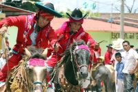 Viernes 24 de agosto del 2012. Venustiano Carranza, Chiapas. “Los Carrerantes”. Los indígenas tsotsiles recorren las calles durante las fiestas patronales de la comunidad durante los meses de enero, abril y agosto siendo la fiesta de San Bartolomé una de 