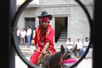Vernes 24 de agosto del 2012. Venstiano Carranza, Chiapas. “Los Carrerantes”. Los indigenas tsotsiles recorren las calles durante las fiestas pratornales de la comunidad durante los meses de enero, abril y agosto siendo la fiesta de San Bartolome una de l