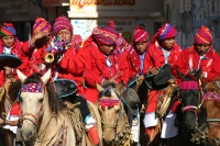 8.- Especial San Sebastián. Los Carrerantes de la Antigua San Bartolomé. Los jinetes llegan a paso lento recorriendo las calles desde las monturas adornadas de cascabeles y tocados rojos, observan el pueblo que fuera de sus ancestros, este conocimiento le