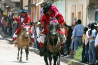 Viernes 24 de agosto del 2012. Venustiano Carranza, Chiapas. “Los Carrerantes”. Los indígenas tsotsiles recorren las calles durante las fiestas patronales de la comunidad durante los meses de enero, abril y agosto siendo la fiesta de San Bartolomé una de 
