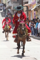 Viernes 24 de agosto del 2012. Venustiano Carranza, Chiapas. “Los Carrerantes”. Los indígenas tsotsiles recorren las calles durante las fiestas patronales de la comunidad durante los meses de enero, abril y agosto siendo la fiesta de San Bartolomé una de 