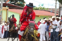 Viernes 24 de agosto del 2012. Venustiano Carranza, Chiapas. “Los Carrerantes”. Los indígenas tsotsiles recorren las calles durante las fiestas patronales de la comunidad durante los meses de enero, abril y agosto siendo la fiesta de San Bartolomé una de 