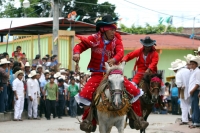 Viernes 24 de agosto del 2012. Venustiano Carranza, Chiapas. “Los Carrerantes”. Los indígenas tsotsiles recorren las calles durante las fiestas patronales de la comunidad durante los meses de enero, abril y agosto siendo la fiesta de San Bartolomé una de 