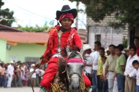 Viernes 24 de agosto del 2012. Venustiano Carranza, Chiapas. “Los Carrerantes”. Los indígenas tsotsiles recorren las calles durante las fiestas patronales de la comunidad durante los meses de enero, abril y agosto siendo la fiesta de San Bartolomé una de 