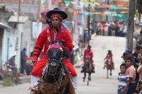 Viernes 24 de agosto del 2012. Venustiano Carranza, Chiapas. “Los Carrerantes”. Los indígenas tsotsiles recorren las calles durante las fiestas patronales de la comunidad durante los meses de enero, abril y agosto siendo la fiesta de San Bartolomé una de 