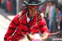 Viernes 24 de agosto del 2012. Venustiano Carranza, Chiapas. “Los Carrerantes”. Los indígenas tsotsiles recorren las calles durante las fiestas patronales de la comunidad durante los meses de enero, abril y agosto siendo la fiesta de San Bartolomé una de Viernes 24 de agosto del 2012. Venustiano Carranza, Chiapas. “Los Carrerantes”. Los indígenas tsotsiles recorren las calles durante las fiestas patronales de la comunidad durante los meses de enero, abril y agosto siendo la fiesta de San Bartolomé una de