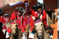 6.- Especial San Sebastián. Los Carrerantes de la Antigua San Bartolomé. Los jinetes llegan a paso lento recorriendo las calles desde las monturas adornadas de cascabeles y tocados rojos, observan el pueblo que fuera de sus ancestros, este conocimiento le