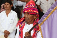 Vernes 24 de agosto del 2012. Venstiano Carranza, Chiapas. “Los Carrerantes”. Los indigenas tsotsiles recorren las calles durante las fiestas pratornales de la comunidad durante los meses de enero, abril y agosto siendo la fiesta de San Bartolome una de l