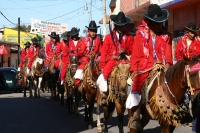 7.- Especial San Sebastián. Los Carrerantes de la Antigua San Bartolomé. Los jinetes llegan a paso lento recorriendo las calles desde las monturas adornadas de cascabeles y tocados rojos, observan el pueblo que fuera de sus ancestros, este conocimiento le