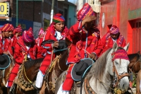 8.- Especial San Sebastián. Los Carrerantes de la Antigua San Bartolomé. Los jinetes llegan a paso lento recorriendo las calles desde las monturas adornadas de cascabeles y tocados rojos, observan el pueblo que fuera de sus ancestros, este conocimiento le