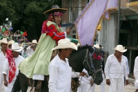 Vernes 24 de agosto del 2012. Venstiano Carranza, Chiapas. “Los Carrerantes”. Los indigenas tsotsiles recorren las calles durante las fiestas pratornales de la comunidad durante los meses de enero, abril y agosto siendo la fiesta de San Bartolome una de l
