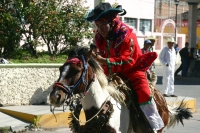 9.- Especial San Sebastián. Los Carrerantes de la Antigua San Bartolomé. Después de llegar del rezo en la iglesia de San Pedro, los Carrerantes inician las carreras consecutivas en pajeras, recorren varias calles a galope donde son esperados por sus compa