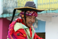 Vernes 24 de agosto del 2012. Venstiano Carranza, Chiapas. “Los Carrerantes”. Los indigenas tsotsiles recorren las calles durante las fiestas pratornales de la comunidad durante los meses de enero, abril y agosto siendo la fiesta de San Bartolome una de l