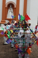 Vernes 24 de agosto del 2012. Venstiano Carranza, Chiapas. “Los Carrerantes”. Los indigenas tsotsiles recorren las calles durante las fiestas pratornales de la comunidad durante los meses de enero, abril y agosto siendo la fiesta de San Bartolome una de l