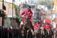 Viernes 19 de enero del 2018. Venustiano Carranza. Los Carrerantes de La San Bartolomé de los Llanos. Cabalgando y ataviados de rojo y cascabeles, los indí­genas recorren las calles entre las iglesias de San Sebastián y San Pedro durante la ví­spera de 