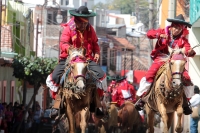 Viernes 19 de enero del 2018. Venustiano Carranza. Los Carrerantes de La San Bartolomé de los Llanos. Cabalgando y ataviados de rojo y cascabeles, los indí­genas recorren las calles entre las iglesias de San Sebastián y San Pedro durante la ví­spera de 