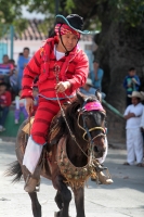 Viernes 19 de enero del 2018. Venustiano Carranza. Los Carrerantes de La San Bartolomé de los Llanos. Cabalgando y ataviados de rojo y cascabeles, los indÃÂgenas recorren las calles entre las iglesias de San Sebastián y San Pedro durante la vÃÂspera de Viernes 19 de enero del 2018. Venustiano Carranza. Los Carrerantes de La San Bartolomé de los Llanos. Cabalgando y ataviados de rojo y cascabeles, los indÃÂgenas recorren las calles entre las iglesias de San Sebastián y San Pedro durante la vÃÂspera de